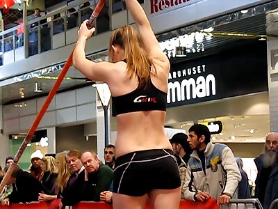 Teini, jolla on hoikka vartalo, täytetään finnish live porn kukolla